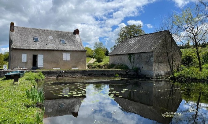 Val d’Erdre-Auxence House | Relaxing Stay at Loue Moulin au Bord d'un Étang with Spa