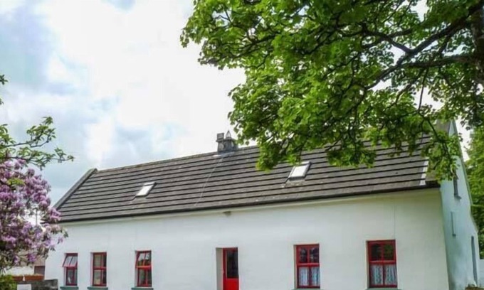 Caher Cottage | LOUGH GRANEY COTTAGE, pet friendly in Flagmount, County Clare