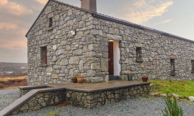 Dungloe Cottage | Pet-Friendly Lough Meela Lodge in Dungloe, Donegal