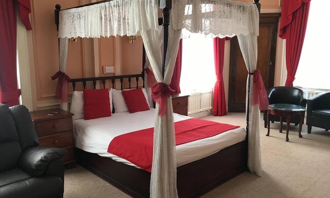 Loughton Hotel | Pet-Friendly Loughton Hotel with Pool and Hot Tub Access