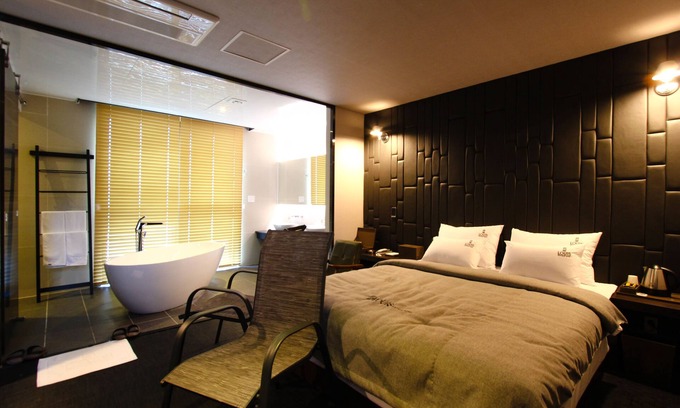 Jinhae Hotel | Discover Comfort at Louis Boutique Hotel with Pool & Breakfast