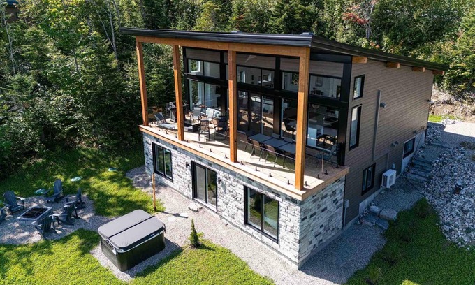 Les Eboulements House | Chalet Louis Cyr: Breathtaking Views with Spa and Pool Access
