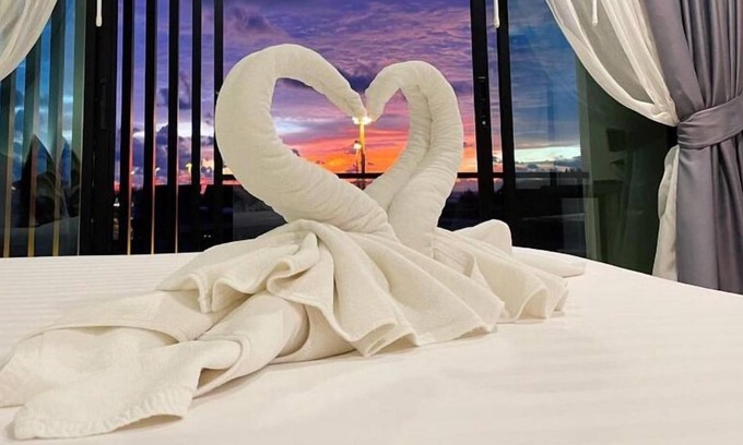 Si Sunthon Hotel | Convenient Louis' Runway View Hotel with Breakfast Included