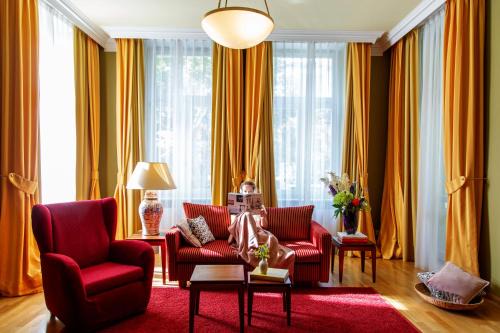 Wilmersdorf Hotel | Discover Louisa's Place: Oceanfront Retreat with Spa & Pool