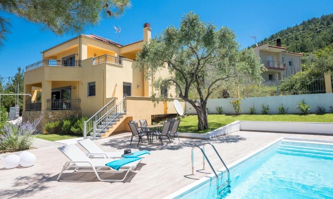 Skala Rachoniou Villa | Unwind at Louloudis Pool Villa with Oceanfront Views