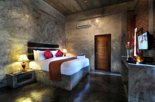 Sangkhla Buri Resort | Discover Love Bridge House: Family-Friendly Retreat