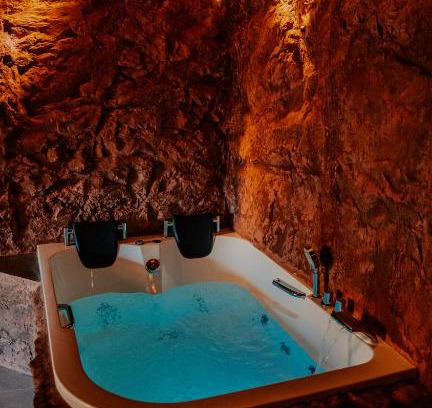 Hagen Apartment | Cozy Love Cottage with Hot Tub and Spa Amenities Await You