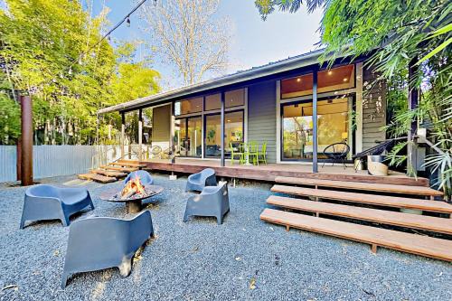 Bouldin House | Romantic Love Escape: A Family-Friendly Retreat Awaits
