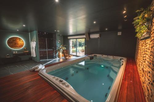 Argentre-du-Plessis Apartment | Intimate Getaway with Private Spa - Le Secret de l'Elixir