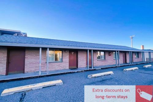 Shoshoni Hotel | Pet-Friendly Getaway at Love Hotels Desert Inn, Wind River
