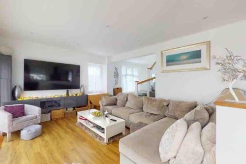 Lancing House | Relax at Love Lancing by the Sea - Oceanfront with Hot Tub