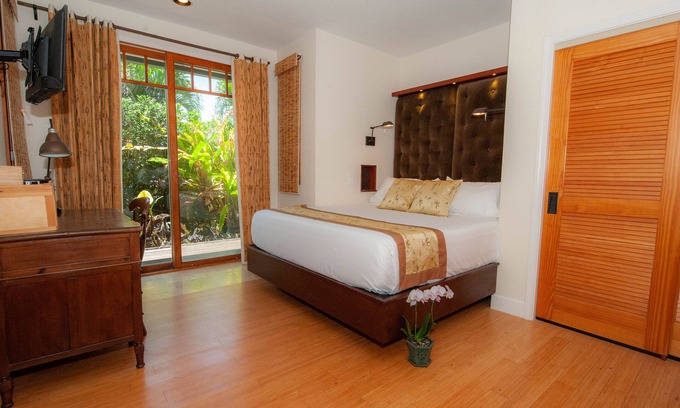Bayview Condo | Tranquil Love Nest: Studio Surrounded by Tropical Beauty