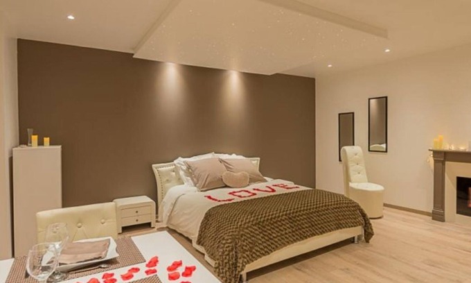 Bort-les-Orgues Bed & Breakfast | Relaxing Escape at Guest House 'Love Room Avec Secret Room'