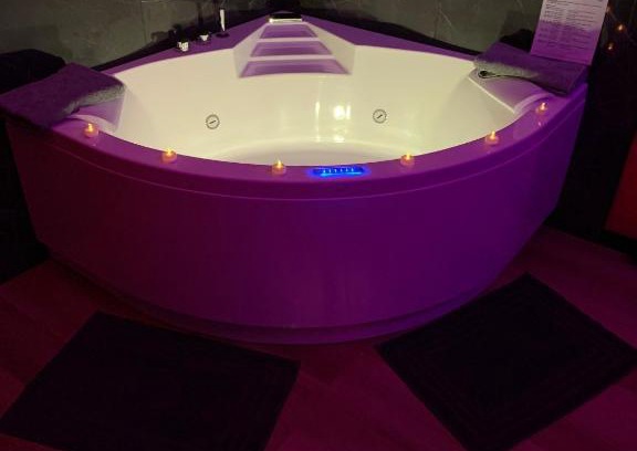 Bonnetable Apartment | Romantic Getaway with Private Jacuzzi and Breakfast Included
