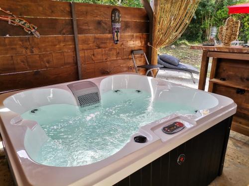 Nerac Apartment | Indulgent Love Room with Spa & Hot Tub - Rated 9.7/10