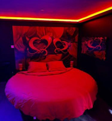 Talmont-Saint-Hilaire Apartment | Romantic Retreat at Love Room Passion with Hot Tub Bliss