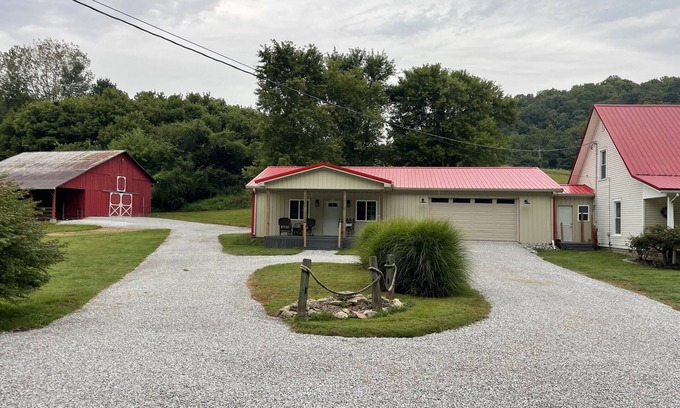 West Point Apartment | Unforgettable Love's Touch at R Applegate Family Farm