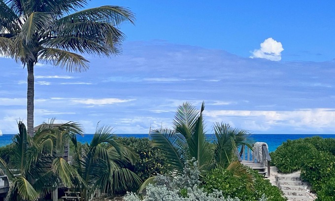 Hope Town Cottage | Beachfront Getaway: Top Rated with Ocean Views & Pool