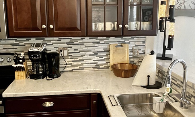 Glenwood Grove - North Iris Condo | Serene Oasis: Pet-Friendly Retreat with Pool & Fast Wi-Fi