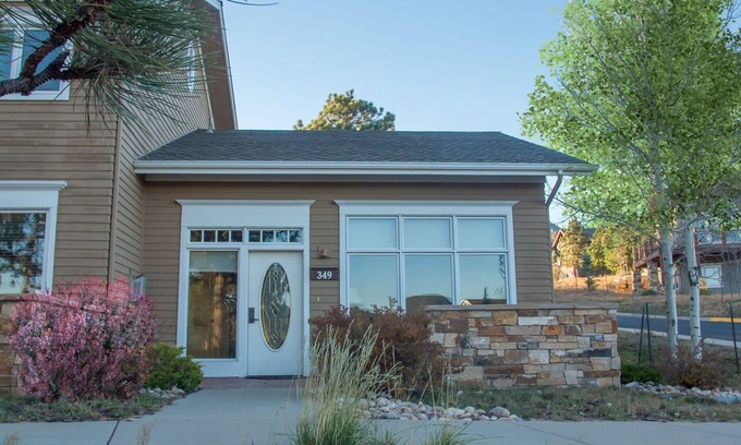 Stanley Hills Condo | Inviting Mountain Cottage with Hot Tub & Scenic Views