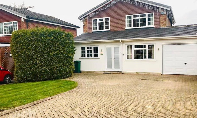 Banstead House | Pet-Friendly Retreat at Lovekush Epsom with London Views