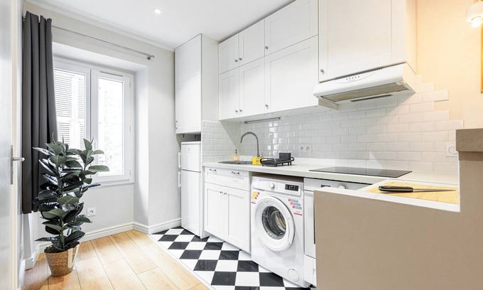 Quartier du Port Apartment | Cozy 1 Bdr Retreat in the Harbor with Kitchen Access