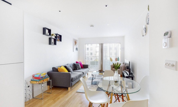 St. Leonard's Apartment | Cozy 1-Bed Apartment in Streatham with Breakfast Included