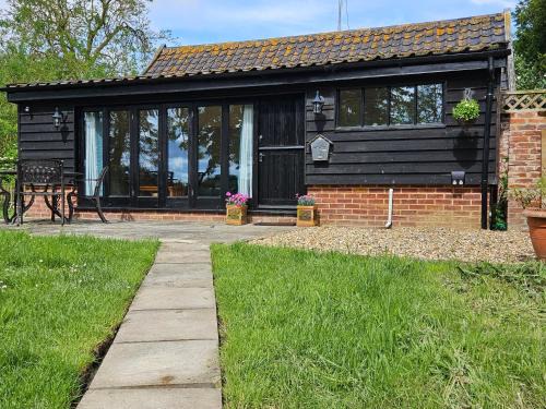 Stowmarket House | Pet-Friendly 1-Bed Cottage in Mendlesham Green, Rated 9.8