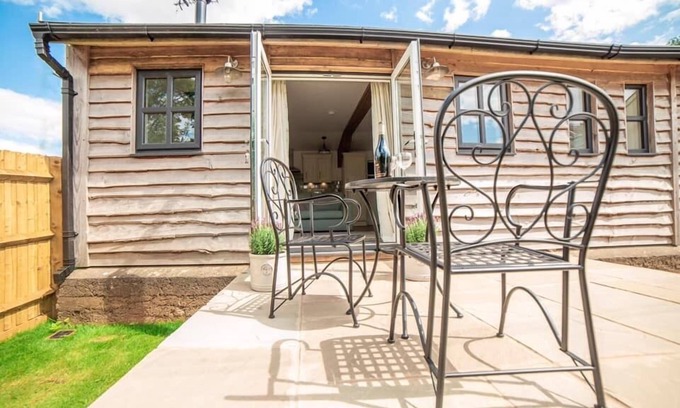 Drybrook House | Cozy 1-Bed Lodge in Drybrook with Lake View & Breakfast