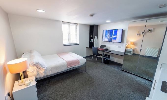 Selly Oak Apartment | Cozy 1-Bed Studio in Birmingham with Kitchen & Breakfast