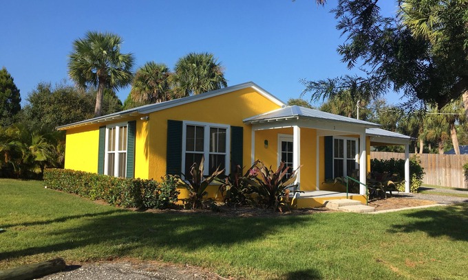 Jensen Beach House | Elegant 1 Bedroom House with Ocean View on Indian River