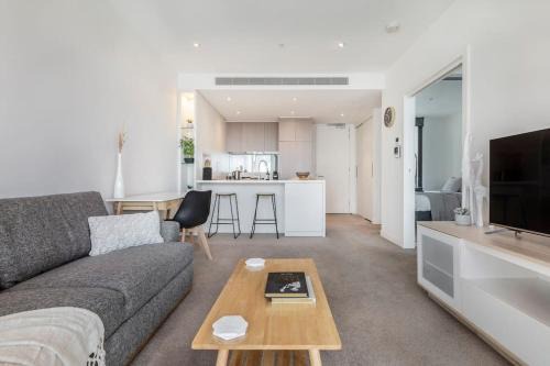 Cremorne Apartment | Cozy 1 Bedroom Retreat with Free Parking and High Ratings