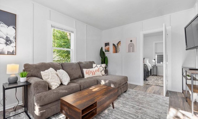 Central - Terry Apartment | Cozy Fully Furnished 1 Bedroom with Breakfast Included