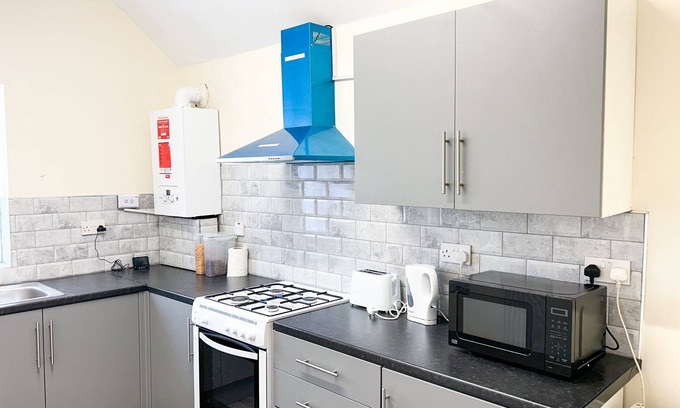 Seisdon Apartment | Cozy 2-Bed Apartment in Birmingham with Breakfast Included
