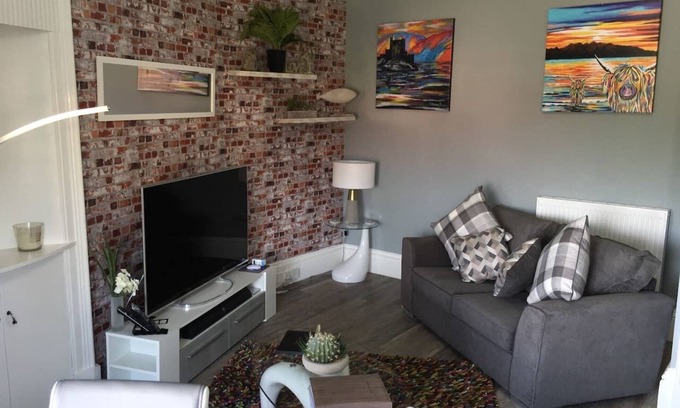 Hawick Apartment | Beautiful 2-Bed Apartment in Hawick with Breakfast & Kitchen