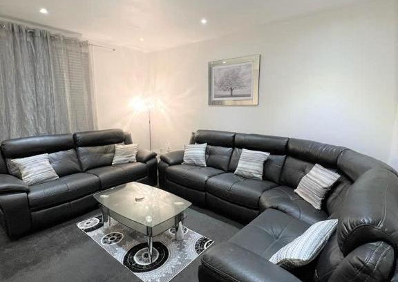 Hurlet Apartment | Cozy 2 Bed Apartment Near Silverburn Mall, Family Friendly