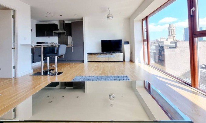 City Centre Glasgow Apartment | Lovely 2-bed Penthouse in the Heart of City Centre