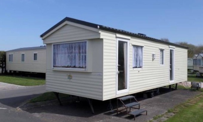 Burnham-on-Sea Ski Chalet | Cozy 2 Bedroom Caravan with Ocean View in Brean, Somerset