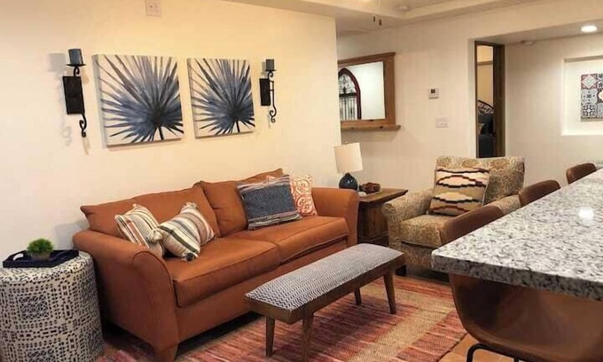 Mesilla House | Inviting 2-Bedroom Adobe Escape with Breakfast & Kitchen