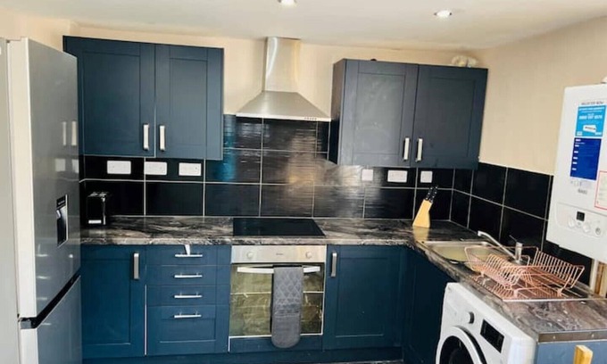 Hull Apartment | Cozy 2-Bedroom Apartment in Kingston upon Hull with Kitchen