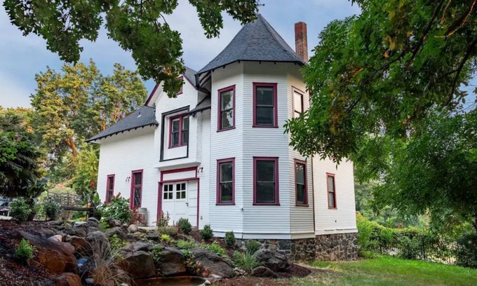 Yakima House | Cozy 2 Bedroom Carriage House with Pool & Spa Access