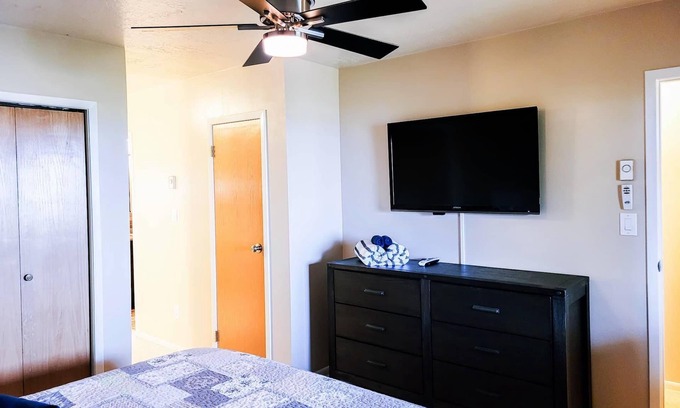 Eden Condo | Inviting 2-Bedroom Condo with Pool, View & BBQ Delight