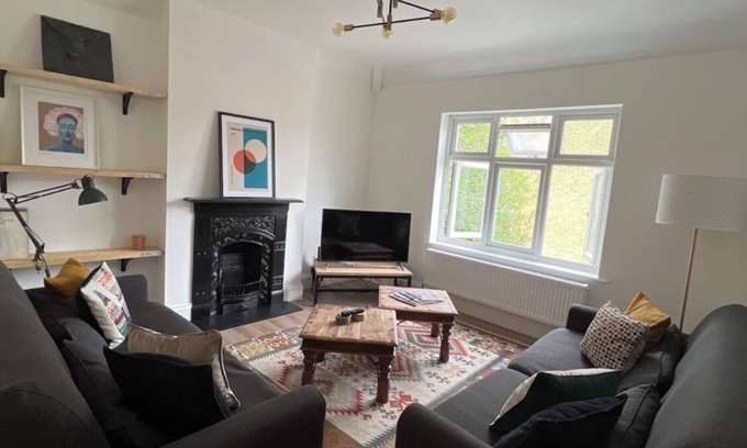 Chiswick Riverside House | Elegant 2 Bedroom Flat by Thames in Chiswick, Grove Park