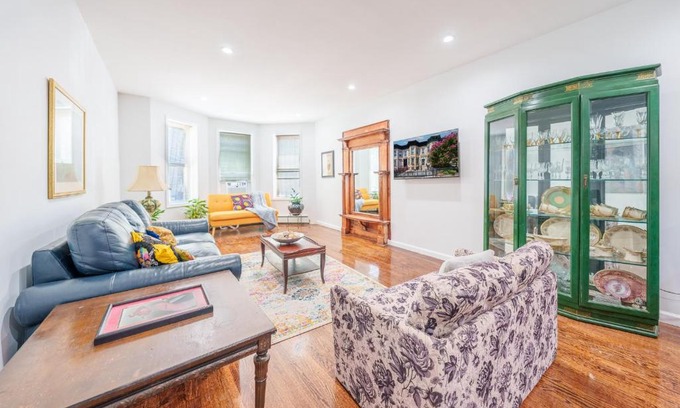 Crown Heights Apartment | Comfortable 2 Bedroom Retreat in Crown Heights