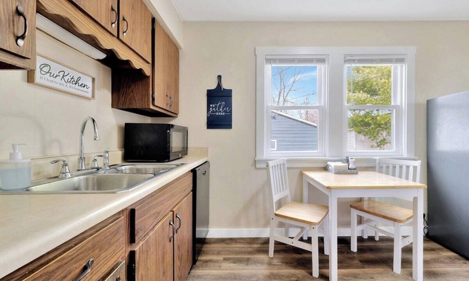 Decatur House | Cozy 2 Bedroom Home: Pet Friendly & Child-Friendly Retreat