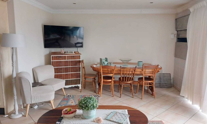 Jeffreys Bay Apartment | Cozy 2-Bedroom Flat with Sea View for Families