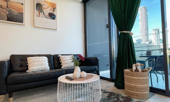 South Brisbane Apartment | Inviting 2-Bed Apartment with City Views in South Brisbane