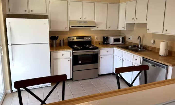 Warner Robins Condo | Cozy 2-BR Condo Near Aviation Museum - Family Friendly Stay