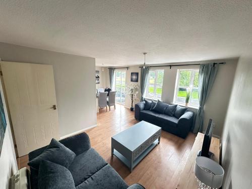 Manchester Apartment | Comfortable 2-Bed Apartment Near Heaton Park with Parking