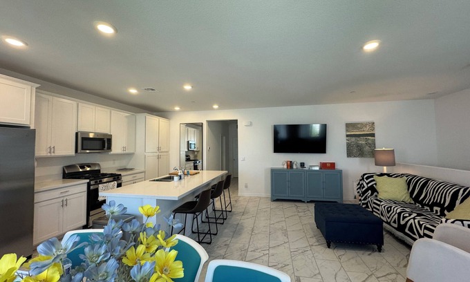 Henderson House | Lovely 2B2B Townhouse in SuperB Location in Henderson